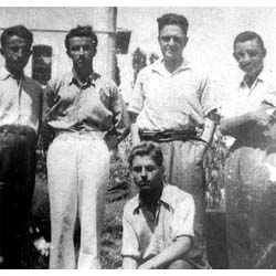 Ayakta ortada Orhan Kemal ve N�z�m, oturan gen� Necati Akg�n.
